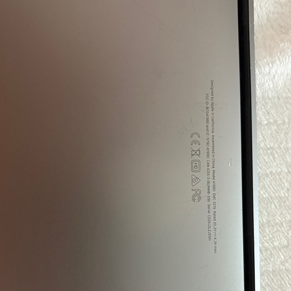 Apple MacBook Pro in Sleek Gray, Intel Core I7 - Picture 3 of 4